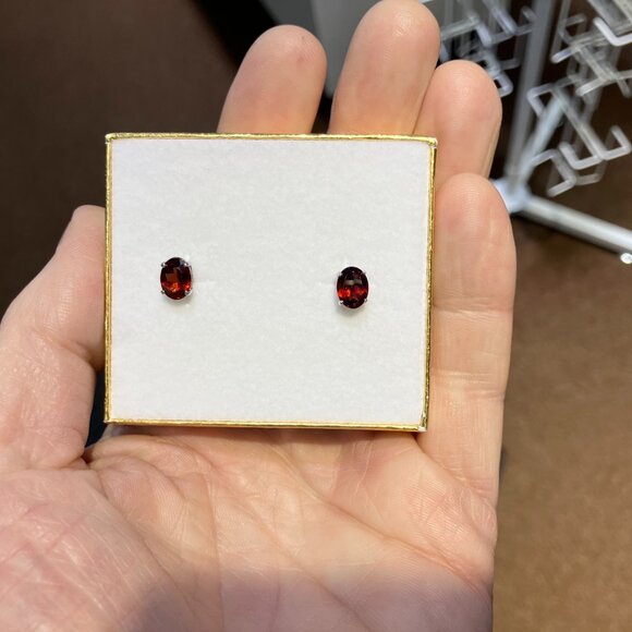 Mozambique Garnet White Gold Earrings - Picture 4 of 5